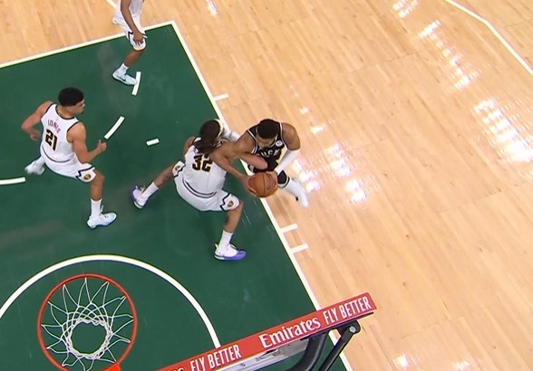 开云体育登录入口-一般人可扛不住!字母哥低位背打戈登转身用肘被吹进攻犯规