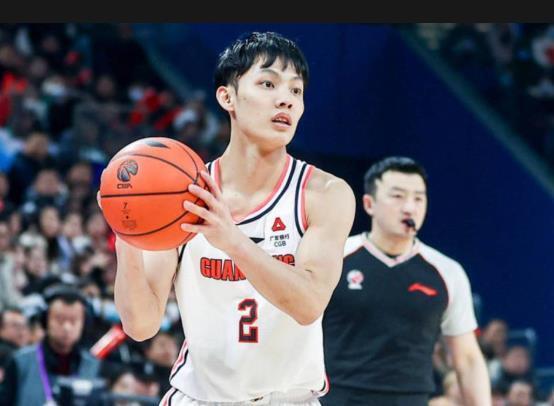 开云在哪里开户-徐杰习惯性崴脚或退出国家队；上海外援发文称广东防守强度大